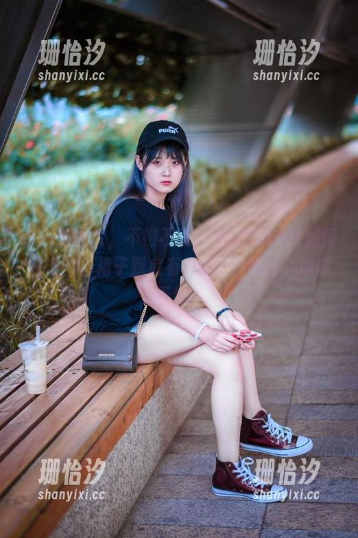这一组图片，不得不说，Akisoso秋楚楚和她的白裙子到底有多蹦跶，哈哈，谁能不爱？