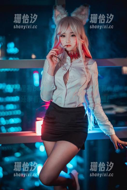 图库里有Bambi(밤비)在网吧的写真，居然还带着蓝色蛋糕，你赶紧来瞧瞧！