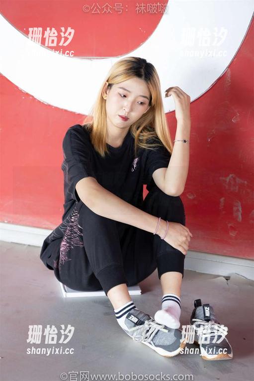 BoBoSocks袜啵啵-稚予 BoBoSocks袜啵啵 - 美得像个提款机,稚予和她的银行制服写真