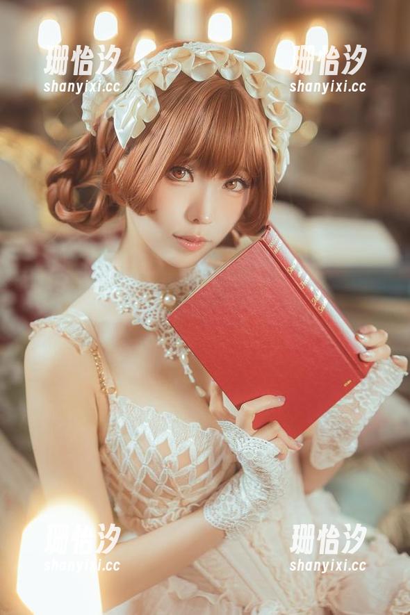 看ElyEE子的“秘书”写真，妆容太让人惊艳，完全被她的细节吸引住。