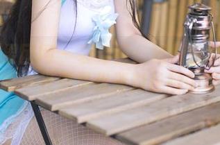 GIRLT果团网 - 裴希西：流行趋势是没圣光，唯一光源是我那对长腿的套图！