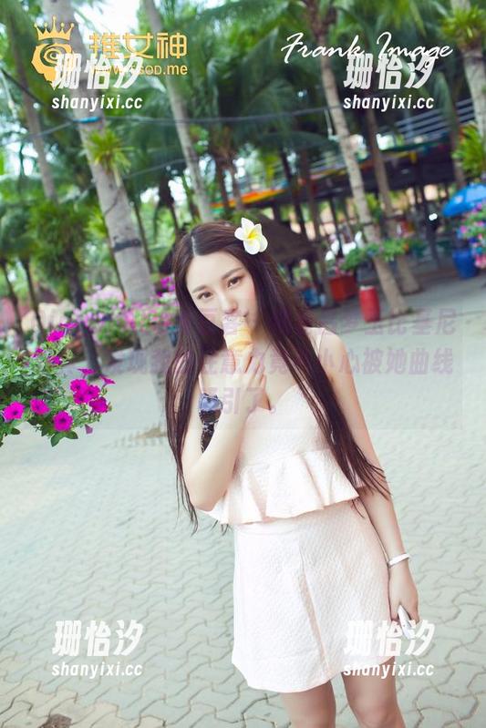 QingDouKe青豆客 - 观看吕梦玉比基尼写真，发现我的注意力竟不小心被她曲线吸引了。