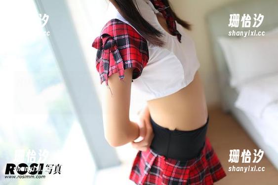 ROSI写真-恋恋 ROSI写真 - 在恋恋的照片里,这套装的原图展示了一种无形的张力,让人所期待的悬念感。
