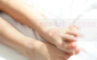 哇，ROSI这皮衣原图，竟然能映衬出这么轻松的氛围，照片真是有趣又耐看。