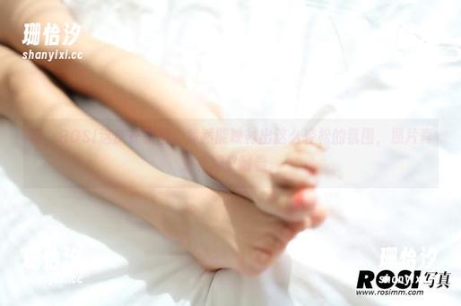 哇，ROSI这皮衣原图，竟然能映衬出这么轻松的氛围，照片真是有趣又耐看。