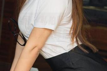 UGirls尤果网 - 私拍照里，亲爱的乔依琳真是把女王的风采演绎得淋漓尽致，惊呆了我。