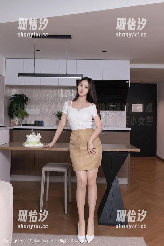 Xiuren秀人网 - 图片中的悦悦姐，有点晒，但整个人散发着“我就是飞天小女警”的气质。