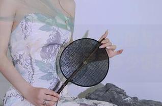 Xiuren秀人网 - 当舌尖上的菊花ace化身厨娘，图包里藏着多少惊喜？
