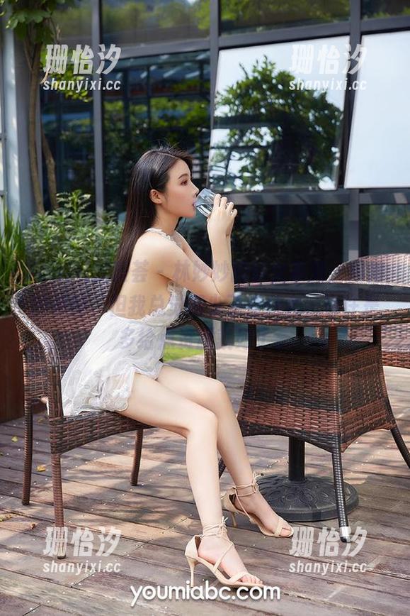 YouMi尤蜜荟-林妙妙 YouMi尤蜜荟 - 林妙妙的修女系列,难得的美图,但我总觉得少了点什么,也许是多给点资源就好了。