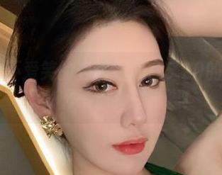 微密圈 - 不爱笑的赛琳到底在5.20的图片上藏了什么资源？来瞧瞧！