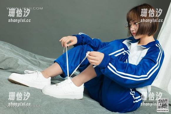 丽柜 - 甜甜与泳池的你的朝朝暮暮，写真里藏着的每个动作，似乎都在咨询我：“看懂了吗？”
