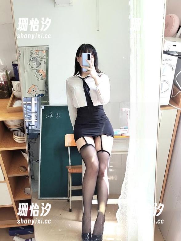 九言最新的泳池作品，这角度果然选得妙，脑海中也开始浮现某些夏天的回忆了。