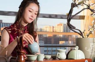 克拉女神 - 终于见到YOYO裸足的真容了，图片真的有些“意外”，你不觉得吗？