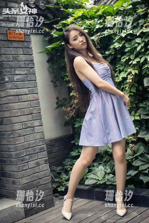 头条女神 - 观看杜菲菲海边的漫游，图包里的每一张都教我如何在沙滩上优雅地摔倒！