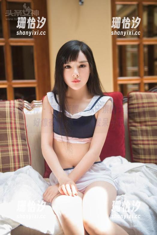 头条女神-苏子淇 头条女神 - 更新惹眼,苏子淇的天台时刻,好像在说:来吧,发呆一下!