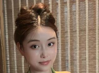 微密圈 - 银色吊带裙反射千姿百态，奶雯的高清图包就像一场微妙的戏。