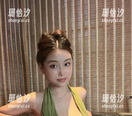 微密圈 - 银色吊带裙反射千姿百态，奶雯的高清图包就像一场微妙的戏。