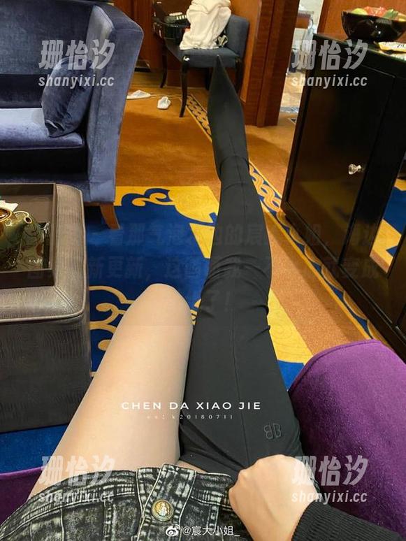 微密圈 - 看那气泡水边的宸大小姐，海边图集最新更新，这画面我一不小心就变成壁纸了！