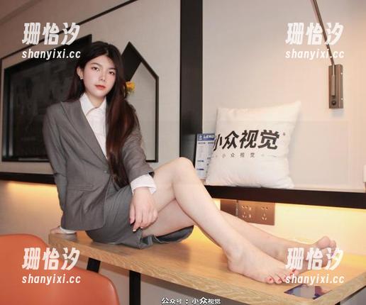 小众视觉 - 敬请期待悦悦的制服写真，可能会让你对工作产生不同看法哦！