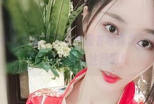 微密圈 - 小玉吃果冻的红色睡衣写真集，今天也更新了，真是引人注目啊！