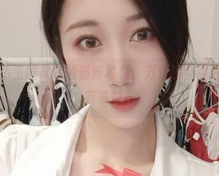 微密圈 - 小玉吃果冻的最新写真，万众瞩目的网袜秀到底有多炸？