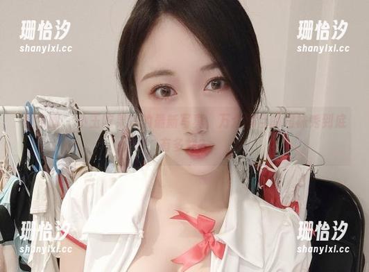 微密圈 - 小玉吃果冻的最新写真，万众瞩目的网袜秀到底有多炸？