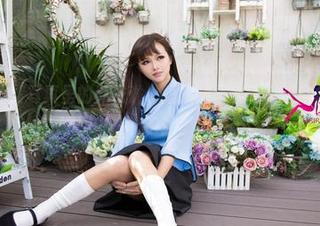 尤果网 - 免费写真里的乔依琳，短裙随风舞动，这身材也太撩了吧！
