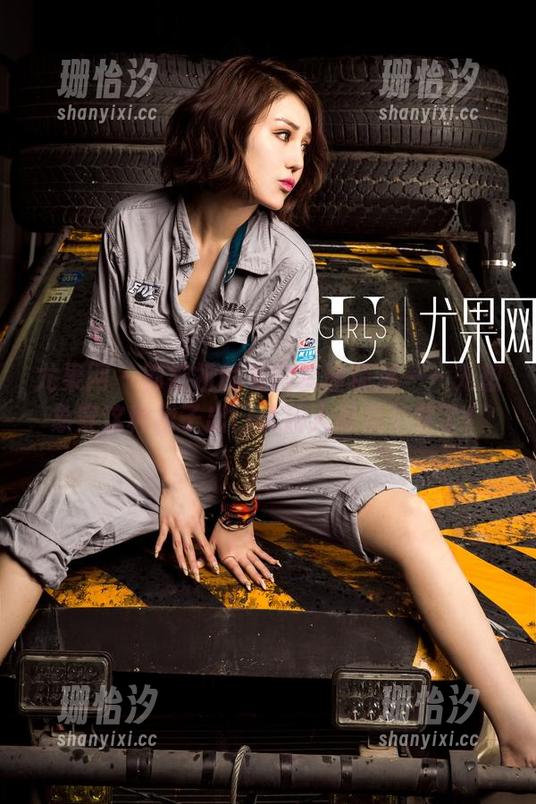 尤果网 - 郭婉祈的礼服套图精选——光想象穿这种裙子出门就让人忍俊不禁了！