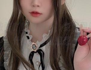 咦，是依酱吖的白衬衫，免费图册里还有什么？让我想想…