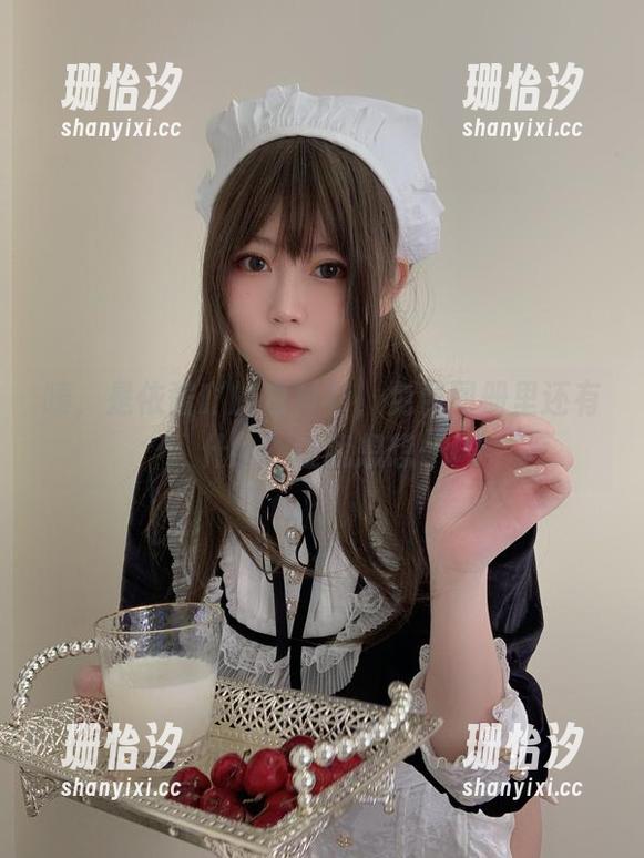 咦，是依酱吖的白衬衫，免费图册里还有什么？让我想想…