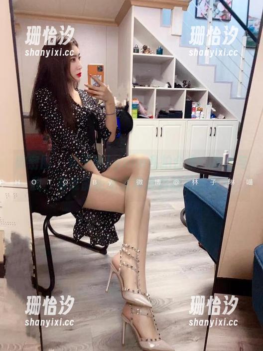 微密圈 - 林子喵Lynne私拍合集：灰丝与我，有谁能拒绝这种倾斜的视线呢？