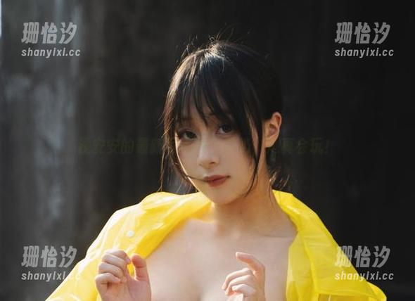 浅安安的最新写真集：椰奶，她真会玩！
