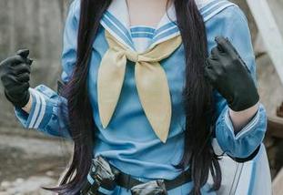 白莉爱吃巧克力以白为主角——讨论一下，这张原图会更适合夏天的海滩，还是冬天的雪场呢？
