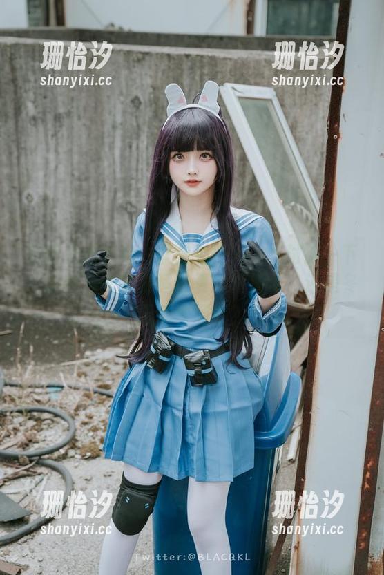 白莉爱吃巧克力以白为主角——讨论一下，这张原图会更适合夏天的海滩，还是冬天的雪场呢？