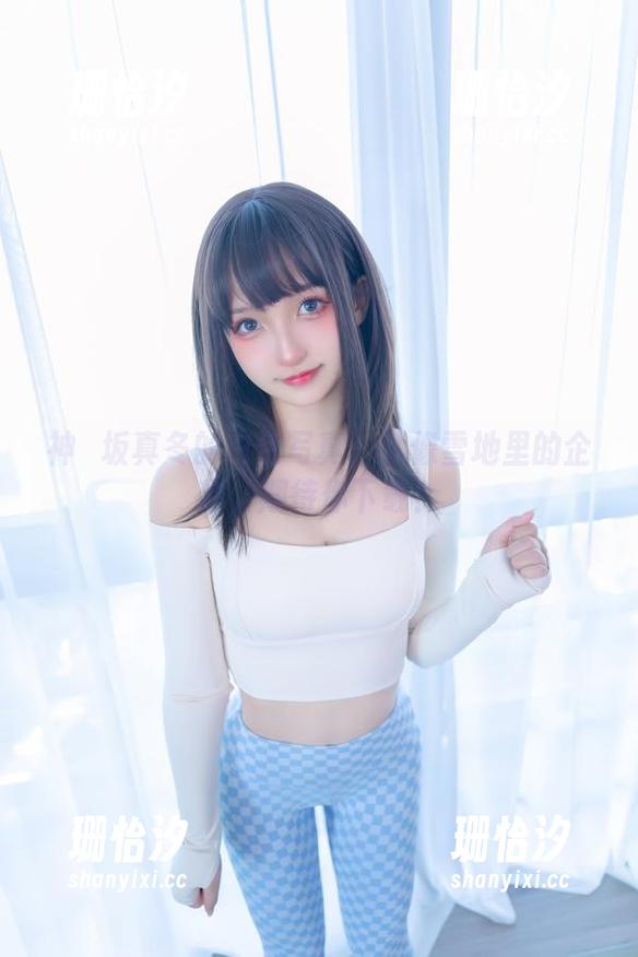 神楽坂真冬的白色写真：就像雪地里的企鹅，期待你下载！