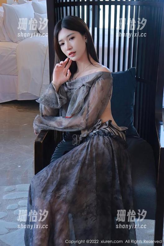 秀人网 - 定制写真新玩法：糯美子Mini的秘书版穿搭在发光