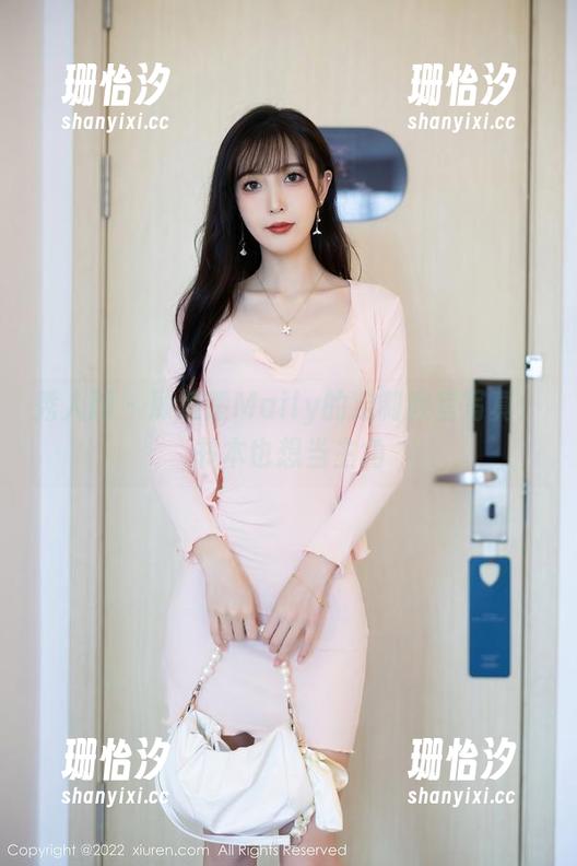 秀人网 - 顾楚楚Maily的定制教室写真：书本也想当主角