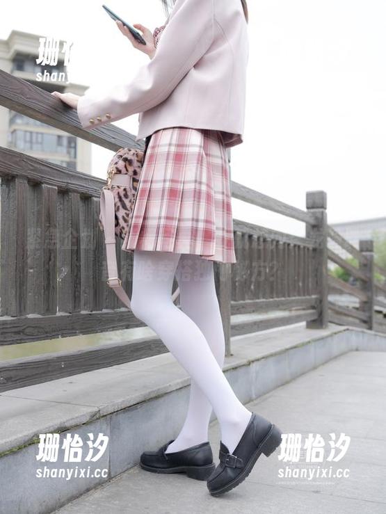 紧急企划 - 红裙写真，我就想问：龙崎聆音有啥穿搭独门秘方？