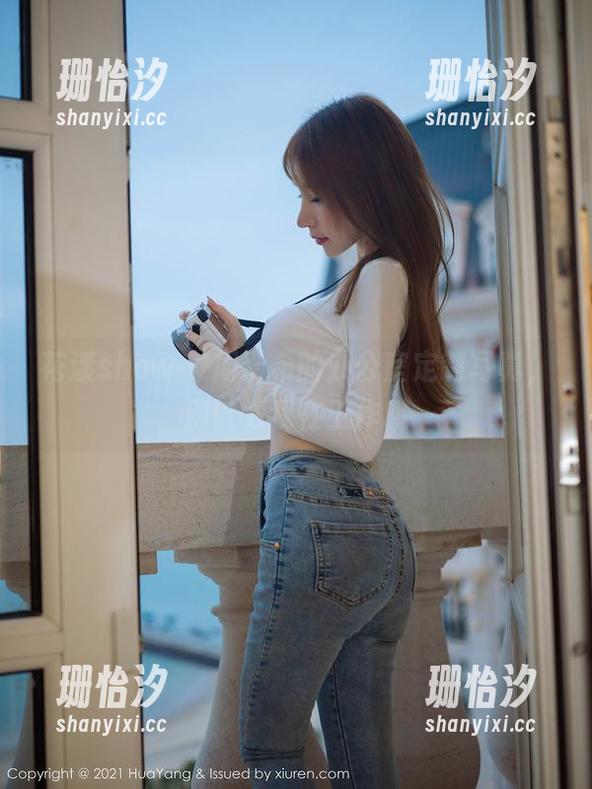 花漾show-周于希 花漾show - 周于希的办公室定制写真,别以为我在工作哦