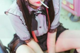 好奇落落Raku的修女与魔鬼写真？这一定是个神奇的碰面，哈哈。