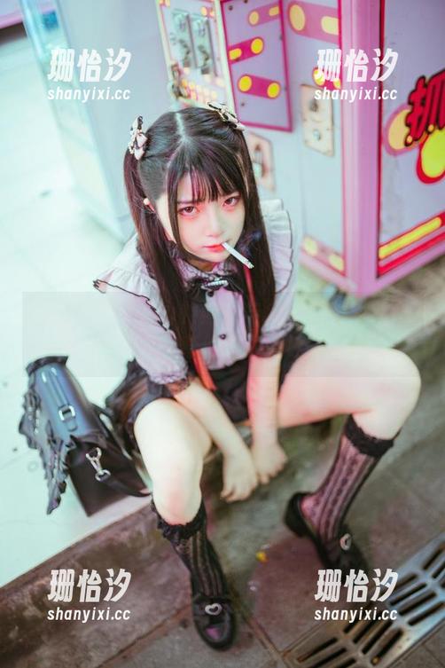 好奇落落Raku的修女与魔鬼写真？这一定是个神奇的碰面，哈哈。