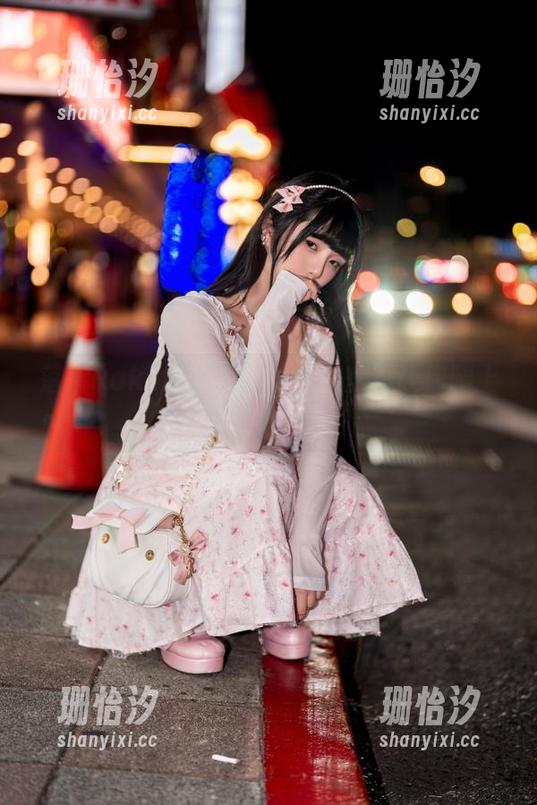 落落Raku 落落Raku的美图新动态:美脚让你腿上都能开花!