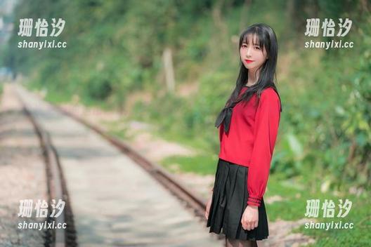 西瓜少女 这次更新的是吊带哦,西瓜少女的图包又让我不得不转眼,这气质,啧啧…