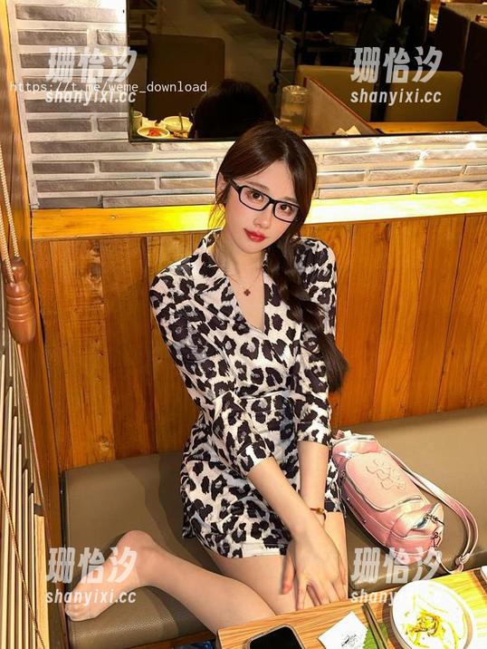 轩子巨二兔 微密圈 - 泳衣私拍:轩子巨二兔的清凉一夏,脑海中不知不觉冒出几颗泳圈浮图案…