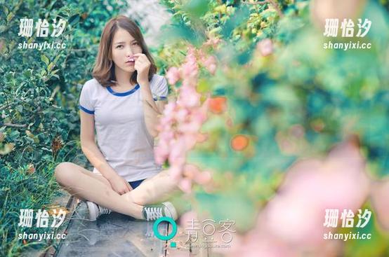 青豆客 - 图片精选，一个微微翘起的唇角，绮里嘉将女仆的角色演绎得实在让人不能忽视。