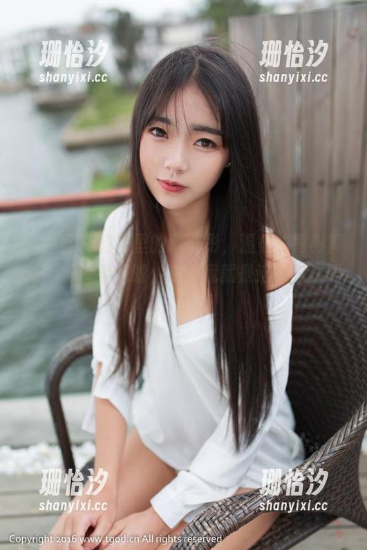青豆客 - 图包里的谭晓彤，温柔的背影真让人想多看几眼，难道我就是这么肤浅吗？