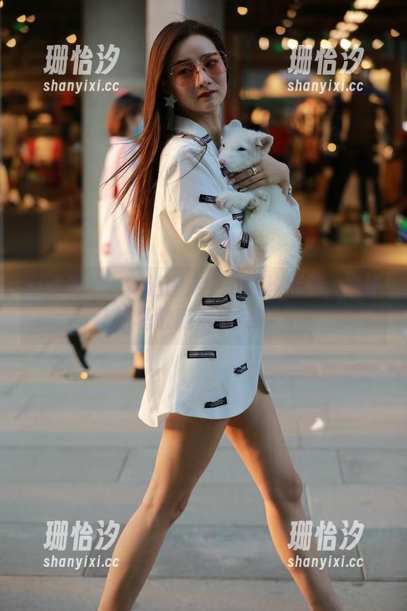 魔镜街拍-婷婷 魔镜街拍 - 高清图库中的肉丝精灵,婷婷勇敢面对寒风!