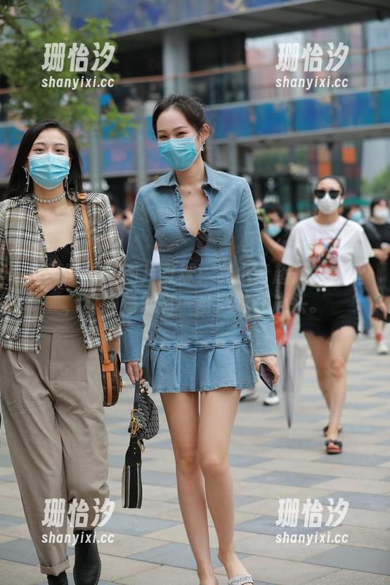 魔镜街拍-艾小青 魔镜街拍 - 图片直球:艾小青超短裙肉丝,真的是别有一番滋味在心头。