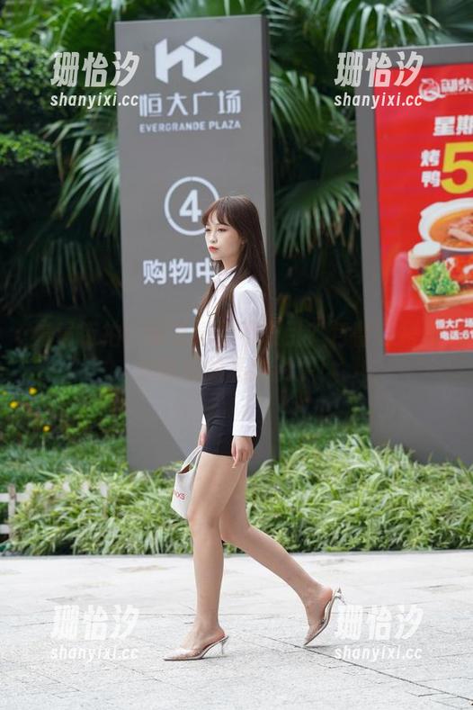 魔镜街拍：谁说绿色不吸引？包臀短裙和你预想的私拍资源！