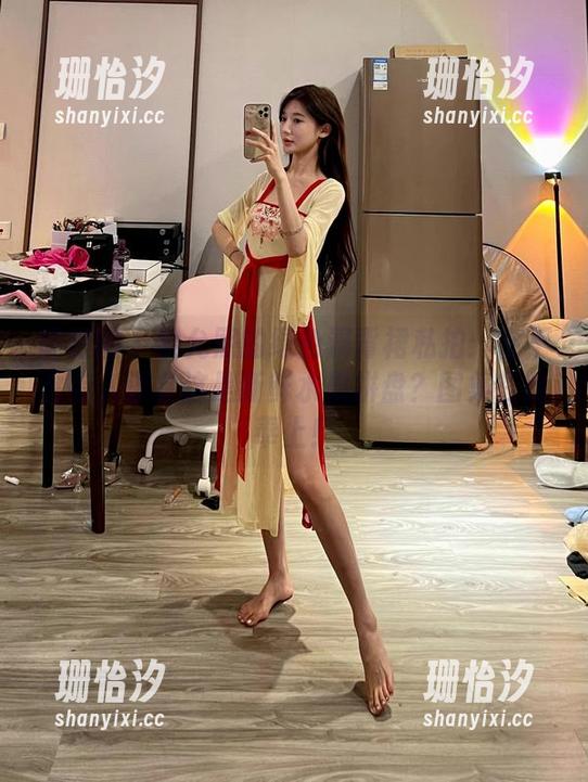 微密圈 - 黎允熙的绿色漏背裙私拍：会不会有人误会这是新鲜水果拼盘？图集在此奉上！